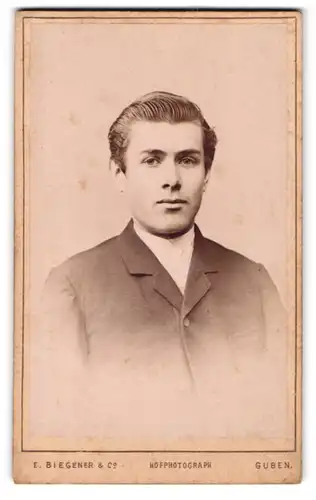 Fotografie E. Biegener & Co., Guben, Wilhelmsplatz 9, Junger Herr mit zurückgekämmtem Haar