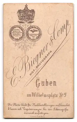 Fotografie E. Biegener & Co., Guben, Wilhelmsplatz 9, Junger Herr mit zurückgekämmtem Haar