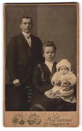 Fotografie L. K. Jué, Dessau, Leopoldstrasse 27, Bürgerliche Familie, Baby mit Mütze auf dem Schoss der Mutter