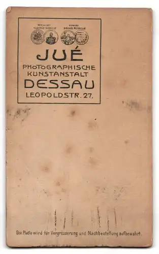 Fotografie L. K. Jué, Dessau, Leopoldstrasse 27, Bürgerliche Familie, Baby mit Mütze auf dem Schoss der Mutter