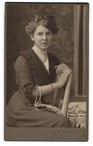 Fotografie C. Mader, Görlitz, Berlinerstr. 24, Junge Dame mit stilvollem Kleid