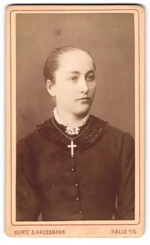 Fotografie Kurtz & Haussmann, Halle /S., Hübsche junge Dame mit Kreuzhalskette