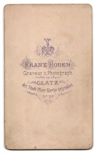 Fotografie Franz Boden, Glatz, Gegenüber Stadt-Pfarr-Kirche, Begüterte Dame mit Buch in der Hand