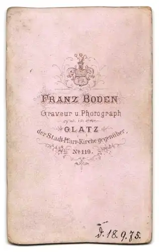 Fotografie F. Boden, Glatz, geg. Stadt-Pfarr-Kirche, Hübsche Dame im eleganten Kleid