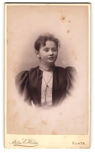 Fotografie E. Hahn, Glatz, Grünestrasse 143, Junge Dame im Kleid mit Puffärmeln