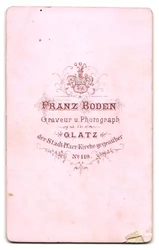 Fotografie F. Boden, Glatz, geg. Stadt-Pfarr-Kirche, Dame mittleren Alters im gänzenden Kleid