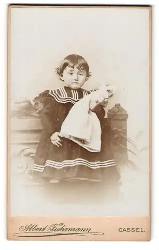 Fotografie Albert Fuhrmann, Cassel, Hohenzollern-Str. 2, Kleinkind im matroseninspiriertem Kleid