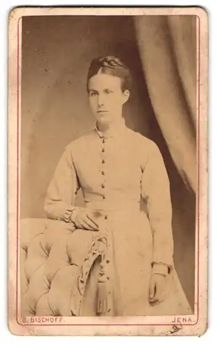 Fotografie B. Bischoff, Jena, Promenade am Pulverturm, Junge Dame mit länglichem Gesicht