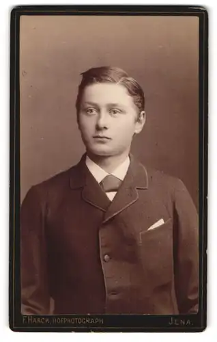 Fotografie Friedrich Haack, Jena, An der Promenade neben dem Gymnasium, Jugendlicher in sehr schickem Sakko