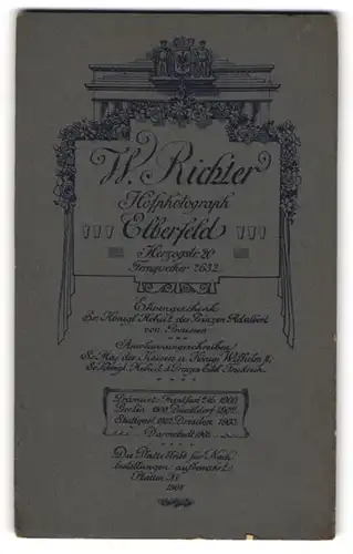 Fotografie W. Richter, Elberfeld, Herzogstr. 20, Schild mit dem Namen des Fotogrfen in floraler Umrandung