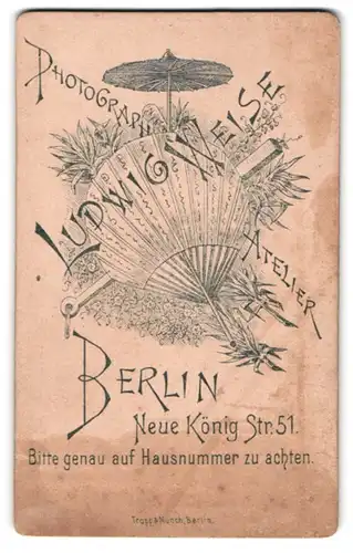 Fotografie Ludwig Weise, Berlin, Neue König Str. 51, Bambusschirm und Bambusfächer hinter dem Namen des Fotografen