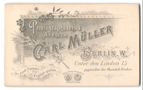 Fotografie Carl Müller, Berlin, Unter den Linden 15, Schild mit Anschrift des Fotografen von Blumen umgeben