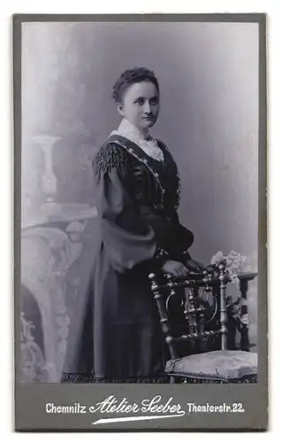 Fotografie Atelier Seeber, Chemnitz, Theaterstrasse 22, Ornament-Verzierungen, Rückseitig Potrait Dame