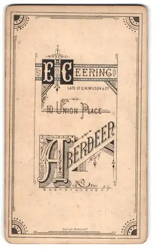 Fotografie E. Geering, Aberdeen, 10 Union Place, Schriftzug mit Ornament-Verzierungen, Rückseitig Dame im Portrait