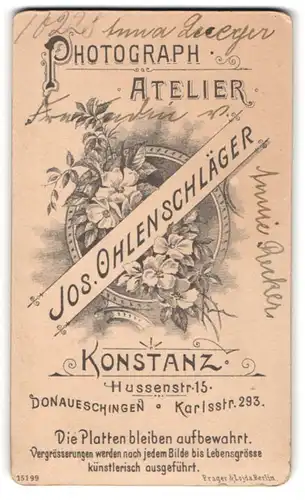 Fotografie Jos. Ohlenschläger, Konstanz, Hussenstr. 15, Blumenstrauss im Passepartout, Rückseitig Dame im weissen Kleid