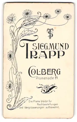 Fotografie Siegmund Trapp, Colberg, Promenade 19, Jugendstil Blumenblüten, Initialen, Rückseitig Mädchen Portrait
