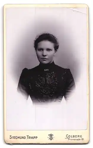 Fotografie Siegmund Trapp, Colberg, Promenade 19, Jugendstil Blumenblüten, Initialen, Rückseitig Mädchen Portrait