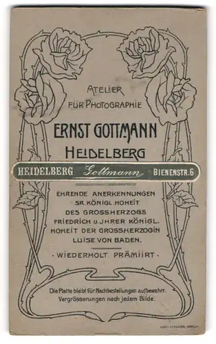 Fotografie Ernst Gottmann, Heidelberg, Bienenstr. 6, blühende Rosen, Rückseitig Baby auf Felldecke sitzend