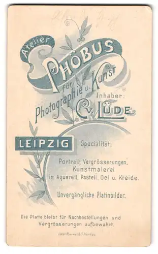 Fotografie Atelier Phöbus Bes. Lüde, Leipzig, Löhrsplatz 2, Florale Verzierungen-Lorbeerzweige, Rückseitig Baby Portrait