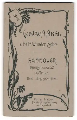 Fotografie Gustav A. Abel, Hannover, Königstr. 52, Florale Verzierungen mit Datum 1903, Rückseitig Herr mit Zwicker