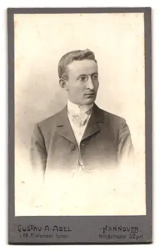 Fotografie Gustav A. Abel, Hannover, Königstr. 52, Florale Verzierungen mit Datum 1903, Rückseitig Herr mit Zwicker