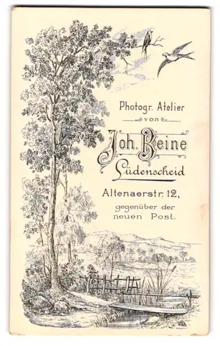 Fotografie Johann Beine, Lüdenscheid, Altenaerstr. 12, Naturidyll mit Bachlauf & Schwalben, Rückseitig Herr im Portrait