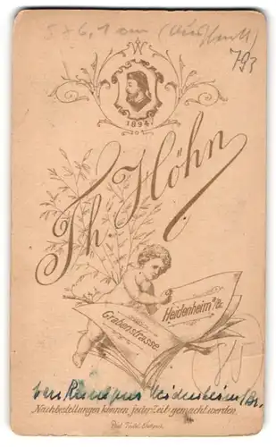 Fotografie Th. Höhn, Heidenheim a. Br., Grabenstrasse, Putte blättert in Zeitung, Wappen mit Jahreszahl 1894