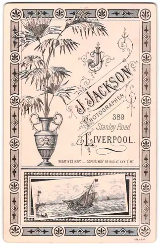 Fotografie J. Jackson, Liverpool, 389 Stanley Road, Amphore mit Palme, Segelboot auf See, Rückseitig Damen-Portrait