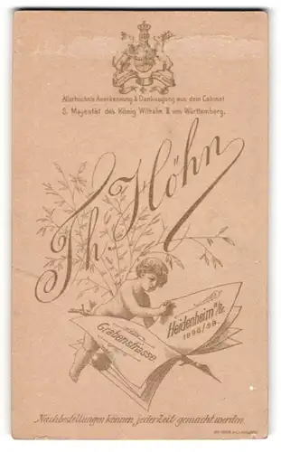 Fotografie Th. Höhn, Heidenheim a. Br., Grabenstr., Putte liest Zeitung, Wappen, Rückseitig Damen Portrait