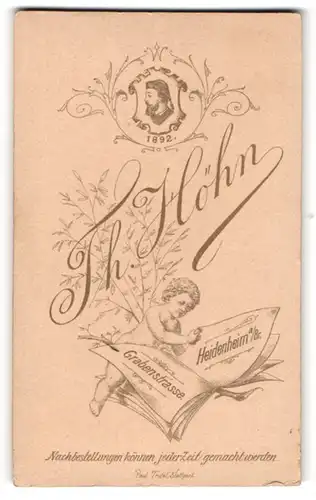 Fotografie Th. Höhn, Heidenheim a. Br., Grabenstr., Putte liest Zeitung, Wappen, Rückseitig Mädchen im Portrait