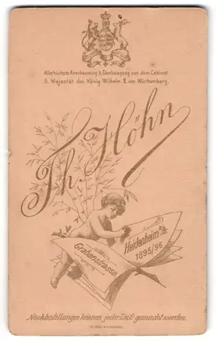Fotografie Th. Höhn, Heidenheim a. Br., Grabenstr., Putte liest Zeitung, Wappen, Rückseitig Herr mit Zwicker
