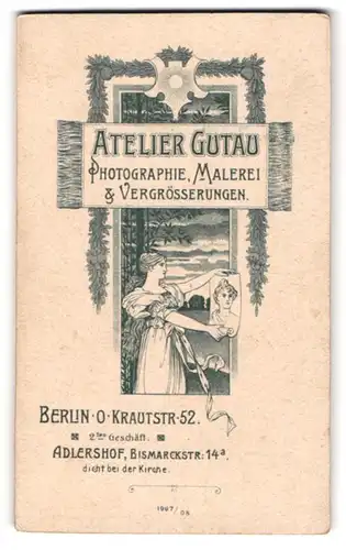 Fotografie Atelier Gutau, Berlin, Krautstr. 52, Drau hällt eine Fotografie in den Händen, Jugendstil