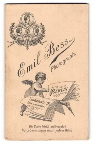 Fotografie Emil Bess, Berlin, Lindenstr. 38, Engel blätter in einer Zeitschrift
