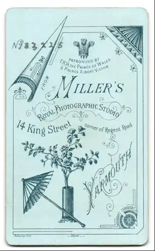 Fotografie Miller`s, Great Yarmouth, 14 King St., Vase mit Blumen und Reispapier Schirm
