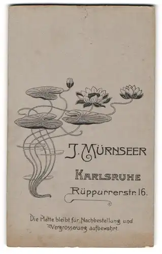 Fotografie J. Mürnseer, Karlsruhe, Rüppurrerstr. 16, Seerosenblätter auf dem Wasser mit aufgegangener Blüte