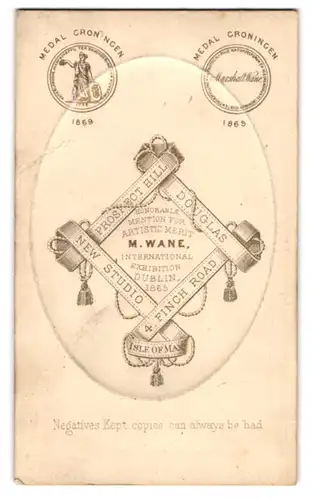 Fotografie M. Wane, Douglas, 4 Finch Road, Anschrift des Fotografen auf einer Bordüre