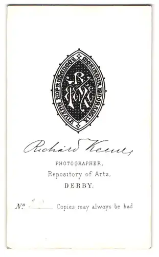 Fotografie Ricahrd Kemer, Derby, Wappen mit Monogramm des Fotografen