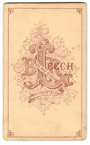 Fotografie B. Leech, Macclesfield, 30 Roe St., Monogramm des Fotografen mit floraler Verzierung