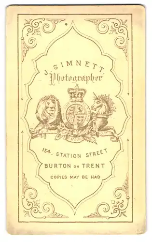 Fotografie J. Simnett, Burton on Trent, 154 Station St., Löwe und Einhornkopf mit königlichem Wappen