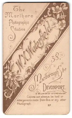 Fotografie W. H. Waterfield, Devonport, 38 Marlborough St., floraler Rahmen um den Fotografennamen