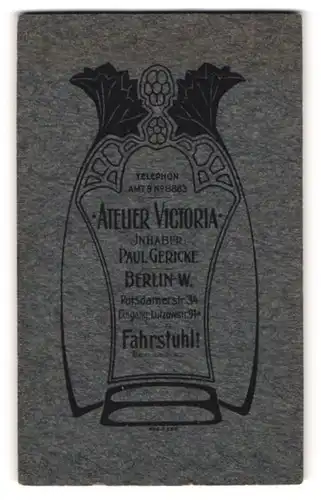 Fotografie Atelier Victoria, Berlin, Potsdamerstr. 34, Florarle Verzierung mit Anschrift des Atelier