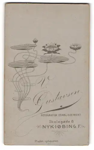 Fotografie Gustavsen, NyKöbing, Skolegade 8, Seerosenblätter auf dem Wasser mit Blüte