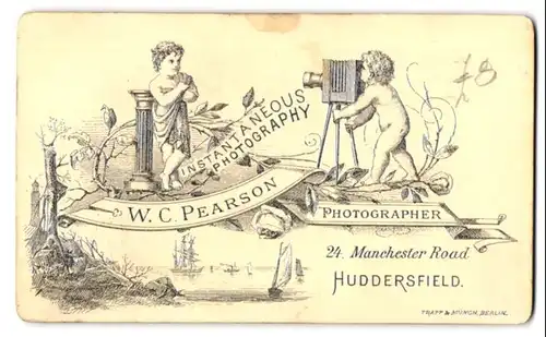 Fotografie W. C. Pearson, Huddersfield, zwei nackte Kinder machen ein Foto mit einer Plattenkamera
