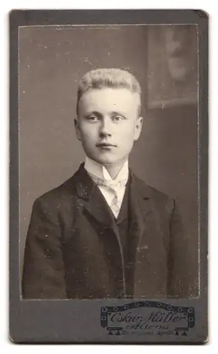 Fotografie Oskar Müller, Altona, beim grünen Jäger 24, Frauenkopf im Jugendstil mot Blumen im Haar