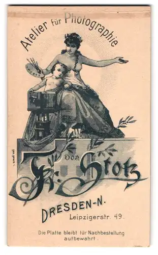 Fotografie Fr. Stotz, Dresden, Leipzigerstr. 49, Barbusige Frau mit kleinem Kind und einer Plattenkamera