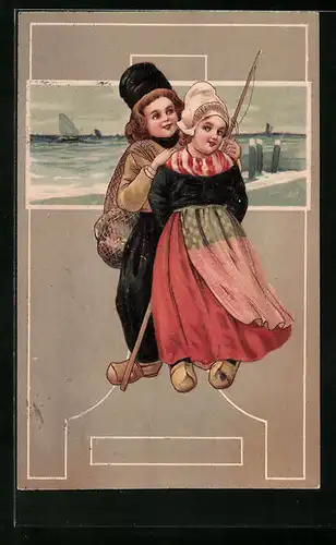 AK Niederländisches Pärchen in Holzschuhen mit Fischernetz, Im Hintergrund Segelboot