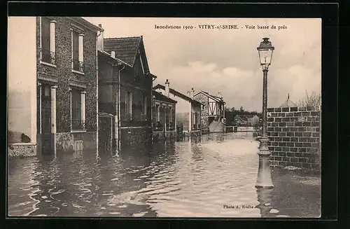 AK Vitry-sur-Seine, Inondations 1910, Voie basse de près
