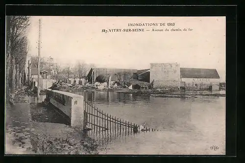 AK Vitry-sur-Seine, Inondations 1910, Avenue du chemin de fer