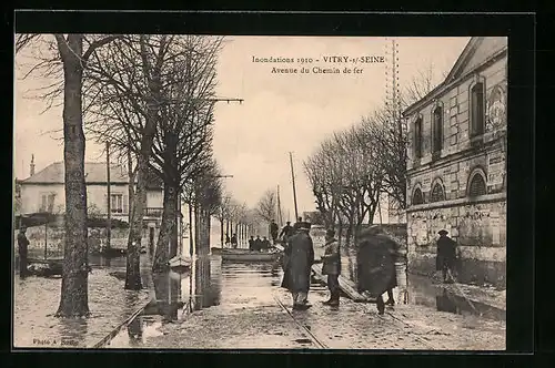AK Vitry-sur-Seine, Inondations 1910, Avenue du Chemin de fer