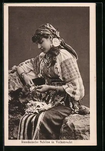 AK Rumänische Schöne in Volkstracht